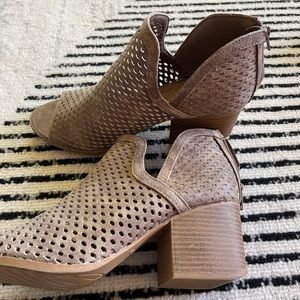 Qupid open toe. Size 10. Tan